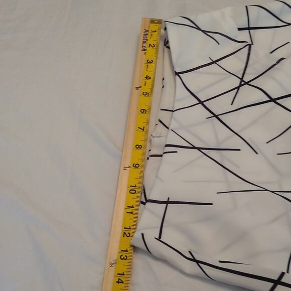 Unbranded white with black lines size small skort. - Picture 6 of 8